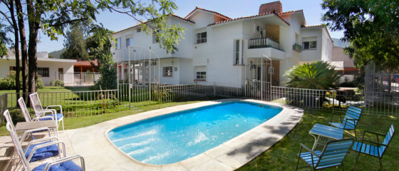 Fachada y piscina del Hotel Santa Rosa